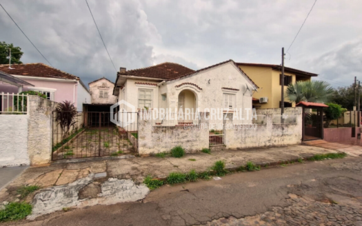 Excelente Casa com Terreno no Centro