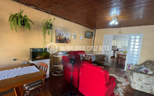 Casa com Sala Comercial no Bairro Toríbio Veríssimo